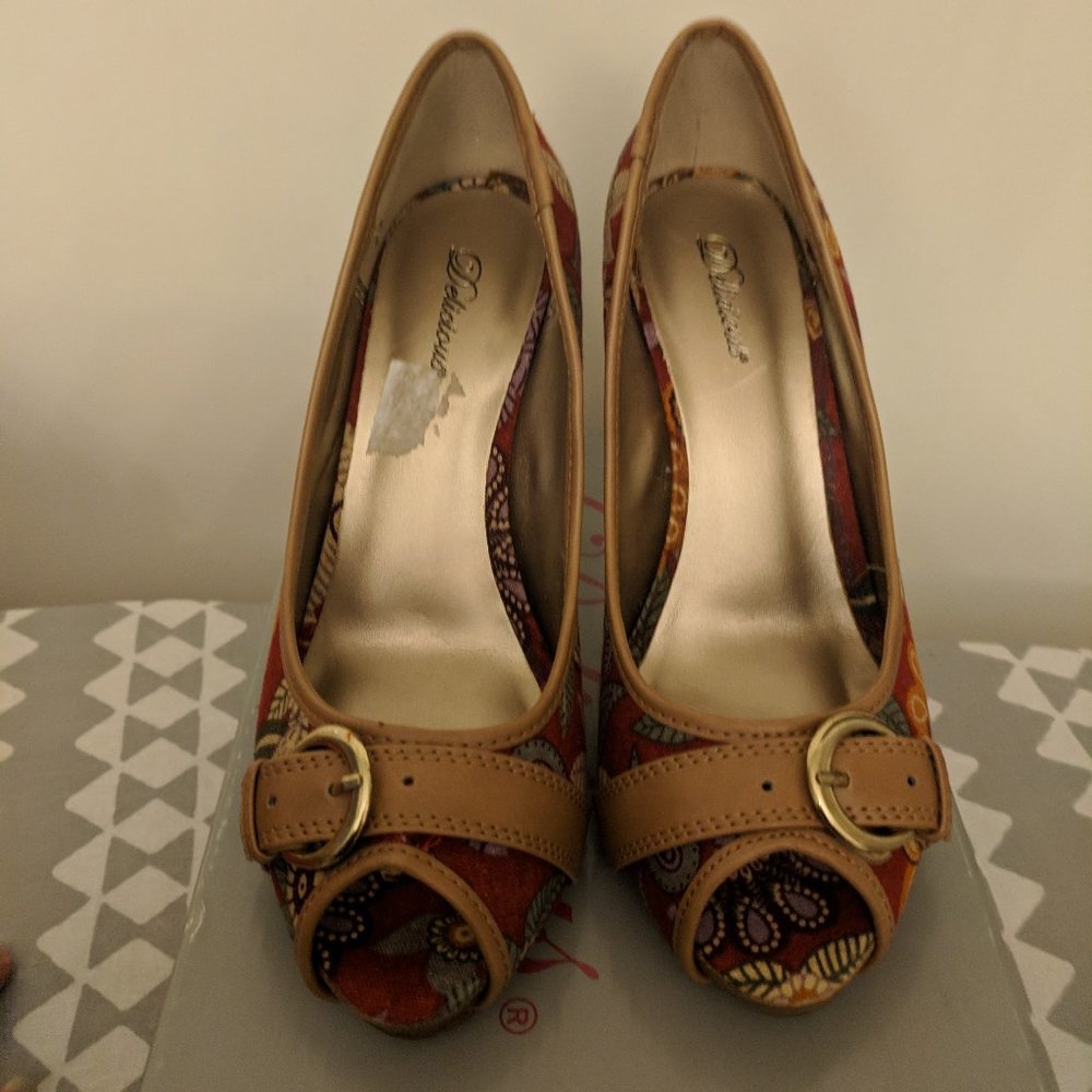 NIB: Delicious Floral Print Heels size 7.5